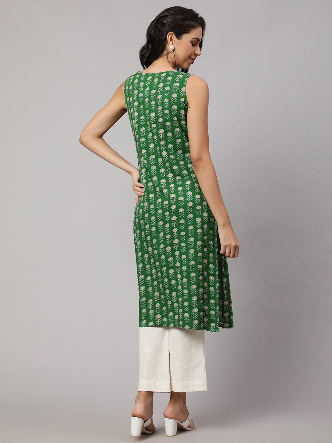 SAK JAIPUR Floral Printed Round Neck Sleeveless Straight Kurta