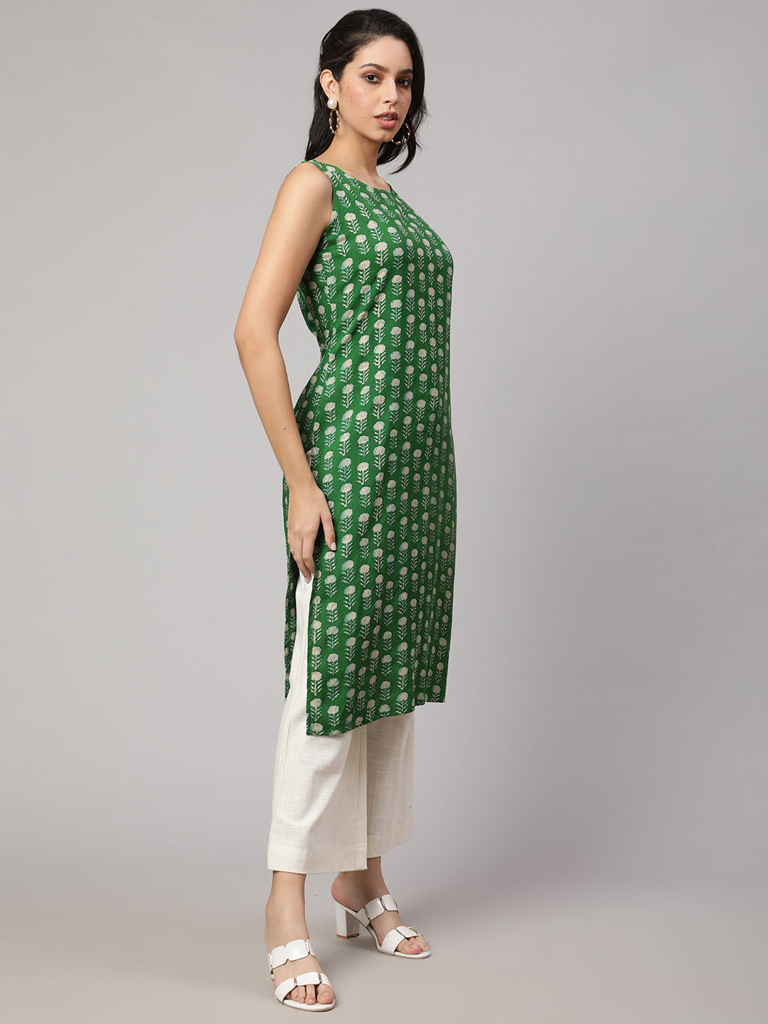 SAK JAIPUR Floral Printed Round Neck Sleeveless Straight Kurta