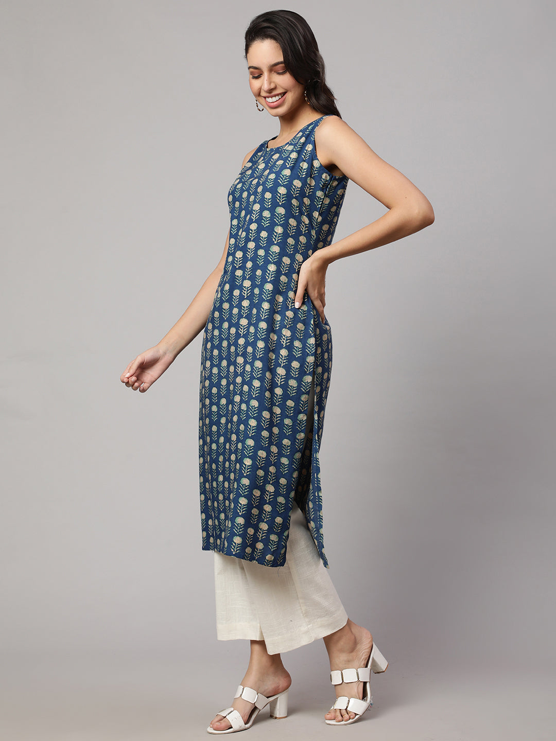 SAK JAIPUR Floral Printed Round Neck Sleeveless Straight Kurta