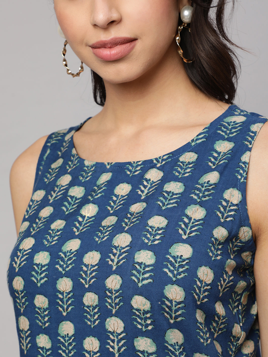 SAK JAIPUR Floral Printed Round Neck Sleeveless Straight Kurta