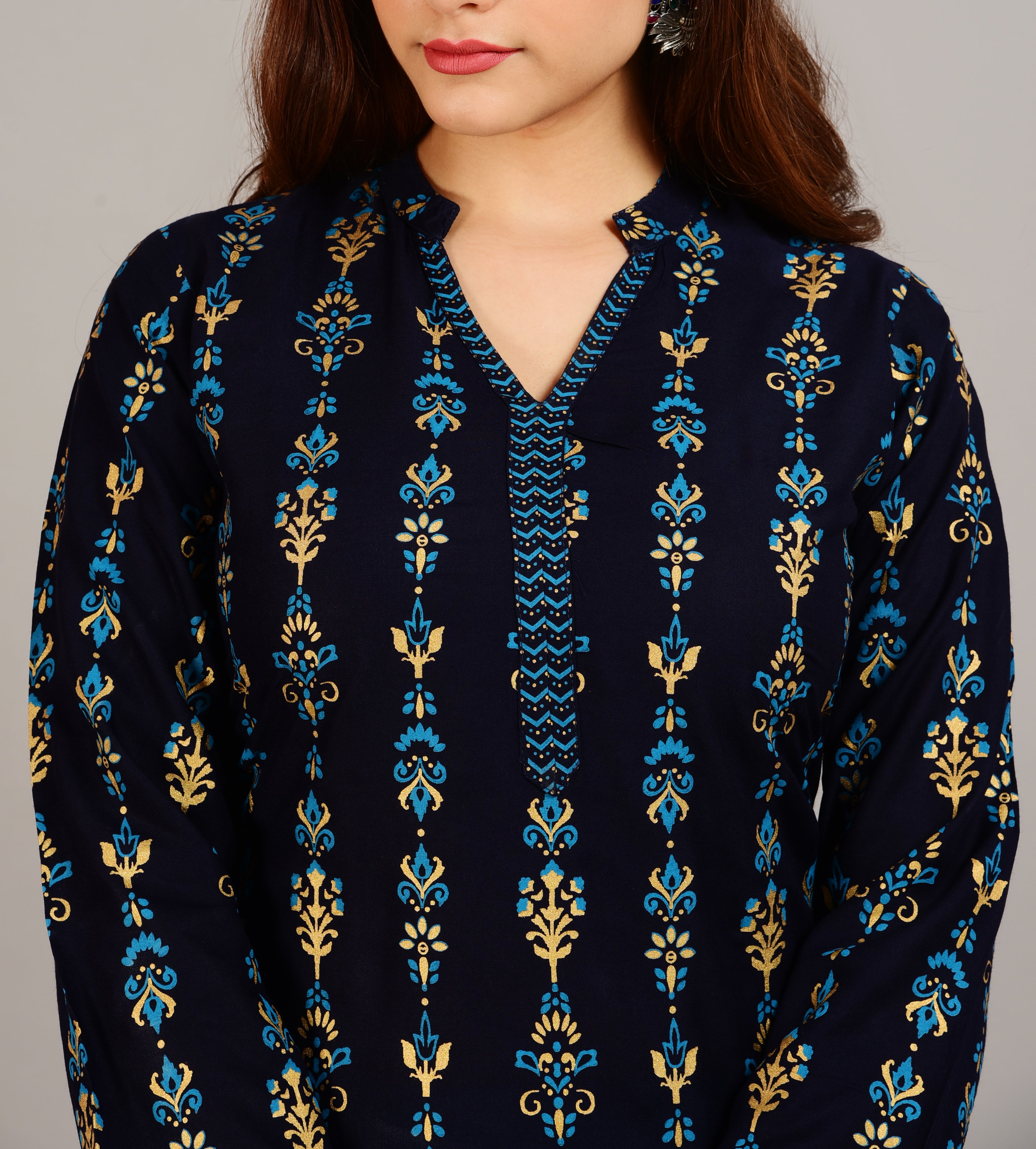 SAK Jaipur Women Printed Rayon 3/4 Sleeve V-Neck Calf Length Straight Kurta Set (Blue)